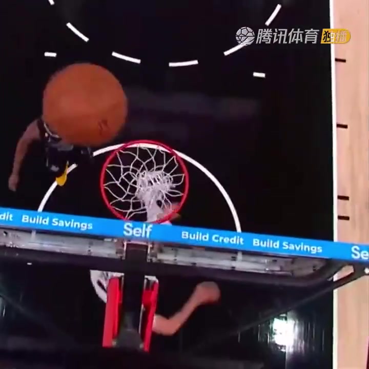 罕見一幕！努爾基奇拋投 球神奇停在籃板上沿 看呆凱爾登?。ㄅ瑺柣婕\）